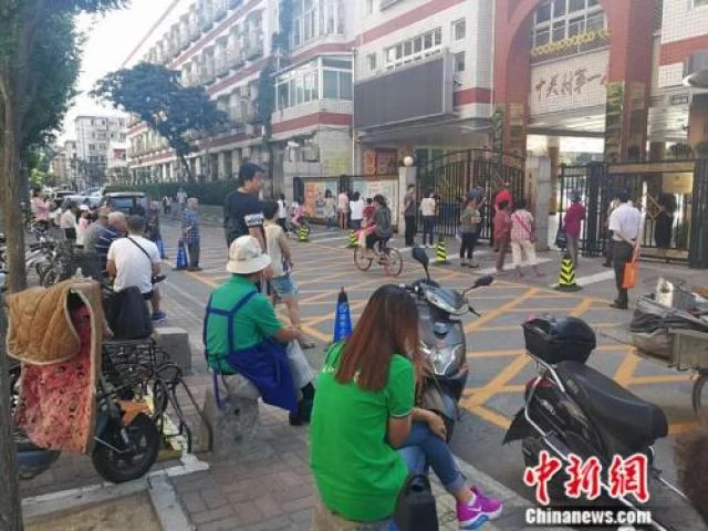 小学放学早家长遇尴尬:"三点半难题"怎么破?(图1) 小学放学早家长遇尴尬:"三点半难题"怎么破?(图1)