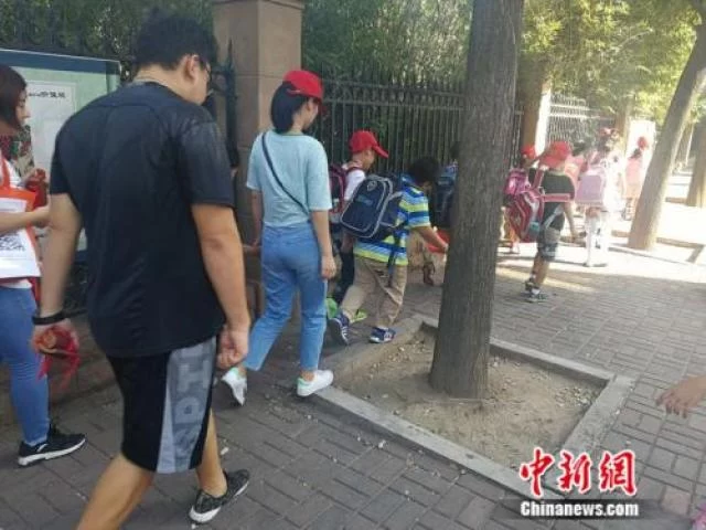 小学放学早家长遇尴尬:"三点半难题"怎么破?(图2) 小学放学早家长遇尴尬:"三点半难题"怎么破?(图2)