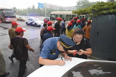 北京旅游热点地区首设执法站(图1) 北京旅游热点地区首设执法站(图1)