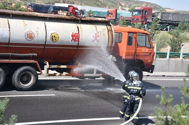 40分钟处置“特大险情”:榆林榆阳用实战演练提升交通事故处置力(图3) 40分钟处置“特大险情”:榆林榆阳用实战演练提升交通事故处置力(图3)