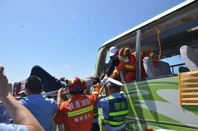 40分钟处置“特大险情”:榆林榆阳用实战演练提升交通事故处置力(图4) 40分钟处置“特大险情”:榆林榆阳用实战演练提升交通事故处置力(图4)