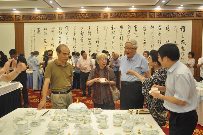 千峰越瓷品鉴暨新闻发布会在北京举办(图3) 千峰越瓷品鉴暨新闻发布会在北京举办(图3)