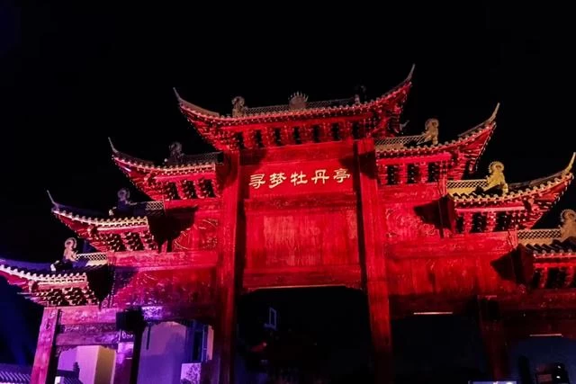 《寻梦牡丹亭》公演大获成功 世界级戏剧大师汤显祖故里又添新景观(图1) 《寻梦牡丹亭》公演大获成功 世界级戏剧大师汤显祖故里又添新景观(图1)