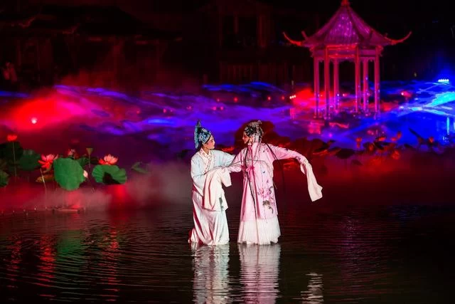 《寻梦牡丹亭》公演大获成功 世界级戏剧大师汤显祖故里又添新景观(图5) 《寻梦牡丹亭》公演大获成功 世界级戏剧大师汤显祖故里又添新景观(图5)