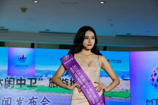 10月9日,来自全球五大洲37个国家旅游小姐在中卫文化广场有大动作(图10) 10月9日,来自全球五大洲37个国家旅游小姐在中卫文化广场有大动作(图10)