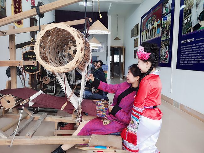 中国工艺美术大师谭湘光“非遗传承基地”挂牌(图4) 中国工艺美术大师谭湘光“非遗传承基地”挂牌(图4)
