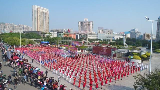 广西钦州千人广场舞庆大庆(图2) 广西钦州千人广场舞庆大庆(图2)
