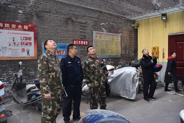 陕西吴堡消防联合公安部门开展冬季消防安全大检查(图2) 陕西吴堡消防联合公安部门开展冬季消防安全大检查(图2)