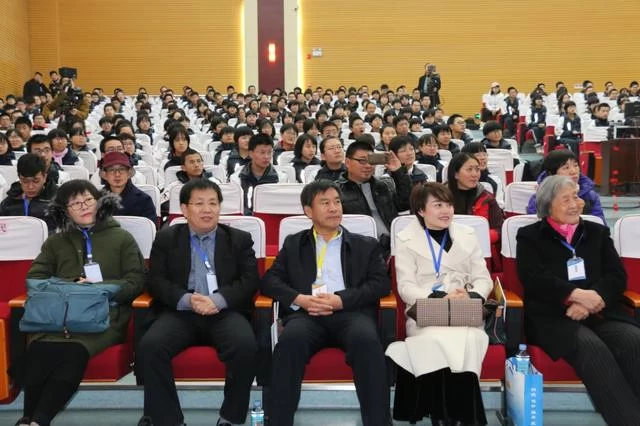 歌曲《中国梦》首发仪式暨蒋开儒“新时代,中国梦·我的梦”演讲在河北正定中学举行(图2) 歌曲《中国梦》首发仪式暨蒋开儒“新时代,中国梦·我的梦”演讲在河北正定中学举行(图2)