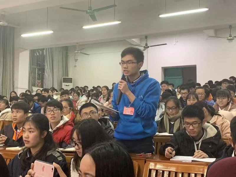 壮族作家送文化进校园(图2) 壮族作家送文化进校园(图2)