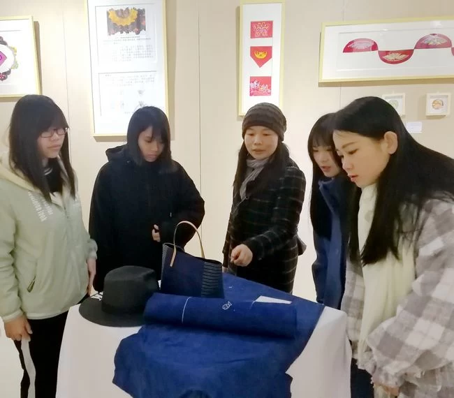 桃李芬芳处处春——广西河池学院《仫佬族民间刺绣工艺创新人才培养》项目侧记(图2) 桃李芬芳处处春——广西河池学院《仫佬族民间刺绣工艺创新人才培养》项目侧记(图2)