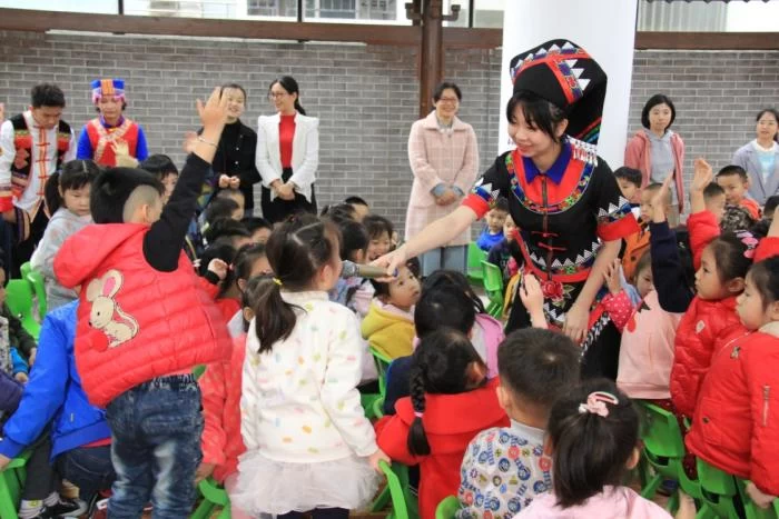 “壮族三月三”民族文化走进校园(图3) “壮族三月三”民族文化走进校园(图3)