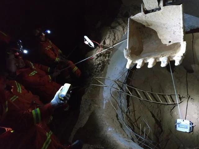 21小时生死大营救 9.24神木消防深井坍塌事故救援行动(图10) 21小时生死大营救 9.24神木消防深井坍塌事故救援行动(图10)