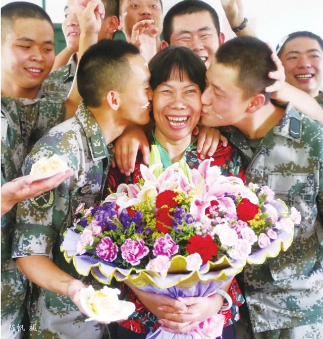 黄莲开:把爱洒在军营的"兵妈妈"(图8) 黄莲开:把爱洒在军营的"兵妈妈"(图8)