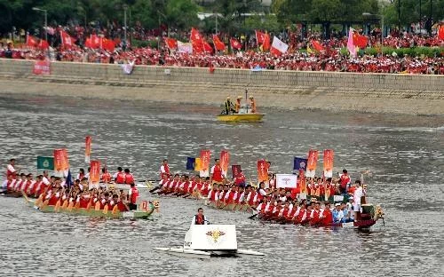 东莞的"妈妈龙舟队"登上世界冠军领奖台(图2) 东莞的"妈妈龙舟队"登上世界冠军领奖台(图2)
