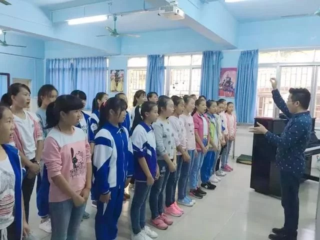 现实版《放牛班的春天》:扶贫路上,他在大山里建了支童声合唱团(图9) 现实版《放牛班的春天》:扶贫路上,他在大山里建了支童声合唱团(图9)