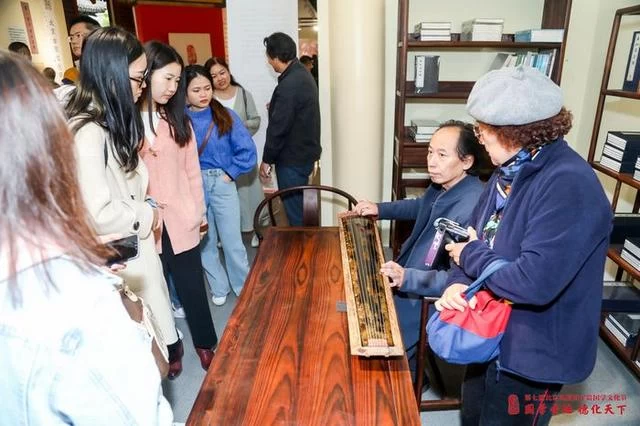 第二届北京古琴文化展展现“大美古琴”(图4) 第二届北京古琴文化展展现“大美古琴”(图4)