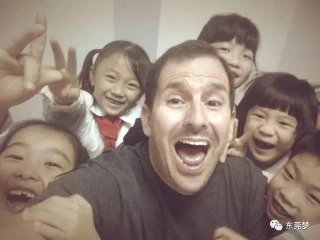 来自哥伦比亚的"高飞先生",热忱为东莞纠正英文路标(图5) 来自哥伦比亚的"高飞先生",热忱为东莞纠正英文路标(图5)