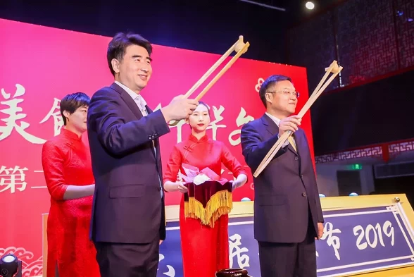 匠心坚守 古法不差丝毫 “六必居第二届糖蒜美食文化节”隆重启动(图2) 匠心坚守 古法不差丝毫 “六必居第二届糖蒜美食文化节”隆重启动(图2)
