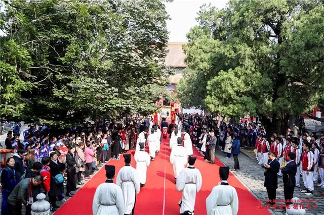第七届国学文化节举行闭幕式暨祭孔大典(图2) 第七届国学文化节举行闭幕式暨祭孔大典(图2)
