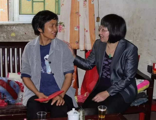 东莞女干部袁秀娟:对妇女儿童工作有独特情怀(图3) 东莞女干部袁秀娟:对妇女儿童工作有独特情怀(图3)