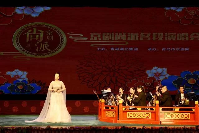 把拜师礼搬到舞台上——京剧尚派艺术正式扎根青岛(图2) 把拜师礼搬到舞台上——京剧尚派艺术正式扎根青岛(图2)