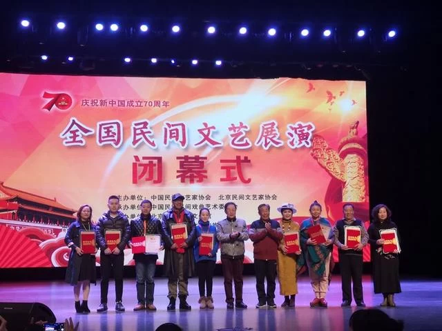 讲述百姓家国情怀,反映祖国历史巨变——广西小品《知足》喜获全国大奖(图1) 讲述百姓家国情怀,反映祖国历史巨变——广西小品《知足》喜获全国大奖(图1)