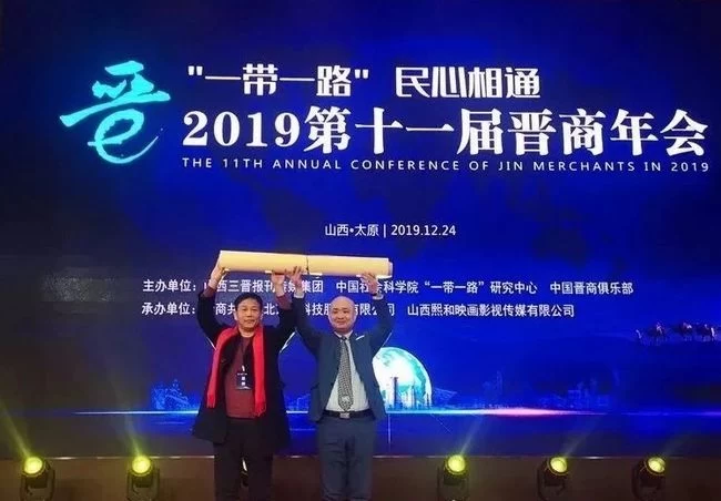 传统因传承而情深意重,世界吉尼斯纪录保持者杨拴明一笔空心字华章层出(图1) 传统因传承而情深意重,世界吉尼斯纪录保持者杨拴明一笔空心字华章层出(图1)