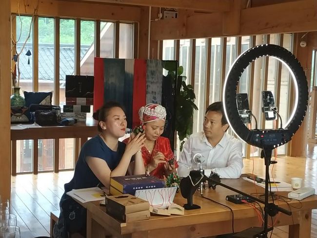2020多彩贵州“非遗周末聚”突出直播带货+非遗展演+文创产品展销新亮点
