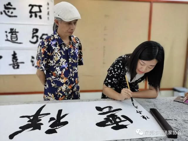 翰墨飘香,巾帼风采——东莞市第三届妇女书法篆刻展在市工人文化宫开幕(图9) 翰墨飘香,巾帼风采——东莞市第三届妇女书法篆刻展在市工人文化宫开幕(图9)