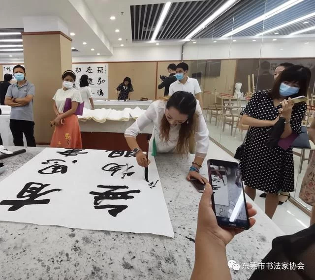 翰墨飘香,巾帼风采——东莞市第三届妇女书法篆刻展在市工人文化宫开幕(图7) 翰墨飘香,巾帼风采——东莞市第三届妇女书法篆刻展在市工人文化宫开幕(图7)