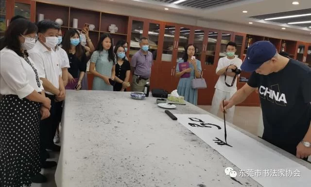翰墨飘香,巾帼风采——东莞市第三届妇女书法篆刻展在市工人文化宫开幕(图6) 翰墨飘香,巾帼风采——东莞市第三届妇女书法篆刻展在市工人文化宫开幕(图6)