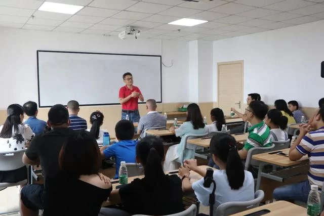 文学记录青春心灵,讲述精彩中国故事——东莞市作家协会为南城万明培训中心授牌(图3) 文学记录青春心灵,讲述精彩中国故事——东莞市作家协会为南城万明培训中心授牌(图3)