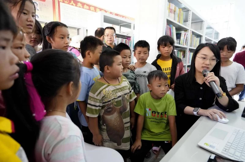 深圳少儿图书馆办到壮乡山区——深圳对口援建广西都安瑶族自治县隆麻村图书馆开馆(图3) 深圳少儿图书馆办到壮乡山区——深圳对口援建广西都安瑶族自治县隆麻村图书馆开馆(图3)