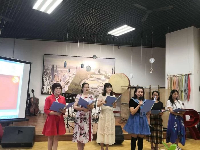 第六届青秀区中秋诗会在南宁举行,伍迁获2020年度"青秀诗人"奖(图1) 第六届青秀区中秋诗会在南宁举行,伍迁获2020年度"青秀诗人"奖(图1)