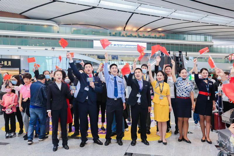 “家国同庆”快闪活动展示大兴机场“”温度”(图1)
