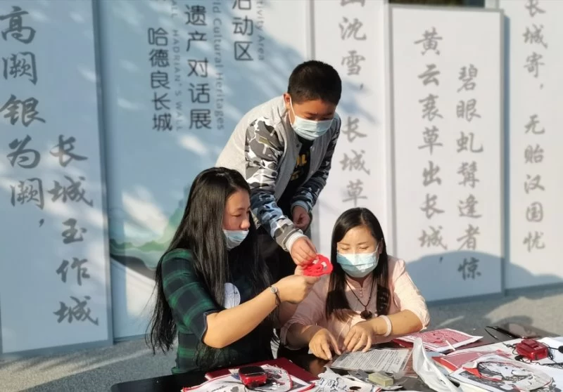 “八达岭长城与哈德良长城:世界文化遗产对话展”主题剪纸活动举行(图8) “八达岭长城与哈德良长城:世界文化遗产对话展”主题剪纸活动举行(图8)