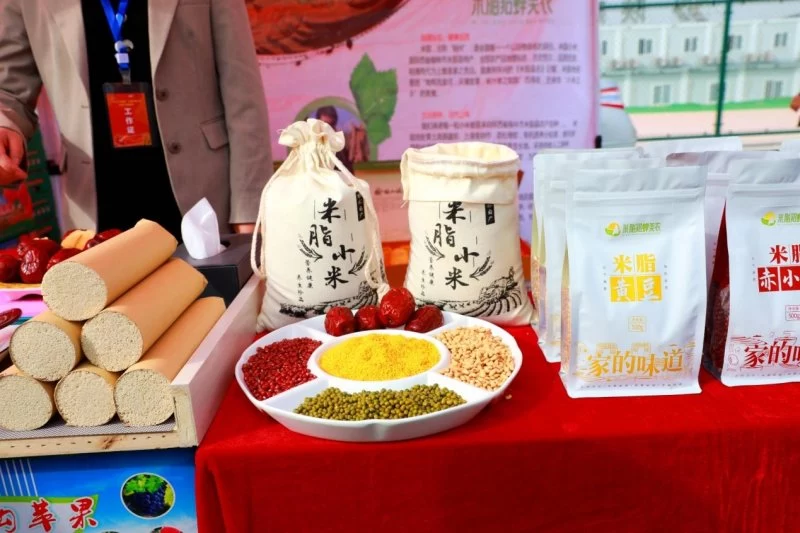 陕西米脂举行 "千企万村联动"消费扶贫活动 现场签约4590.6万元(图4) 陕西米脂举行 "千企万村联动"消费扶贫活动 现场签约4590.6万元(图4)