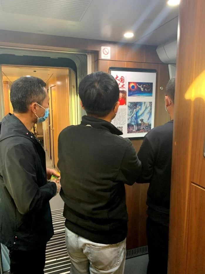 侯业油画作品走进中国高铁(图2) 侯业油画作品走进中国高铁(图2)