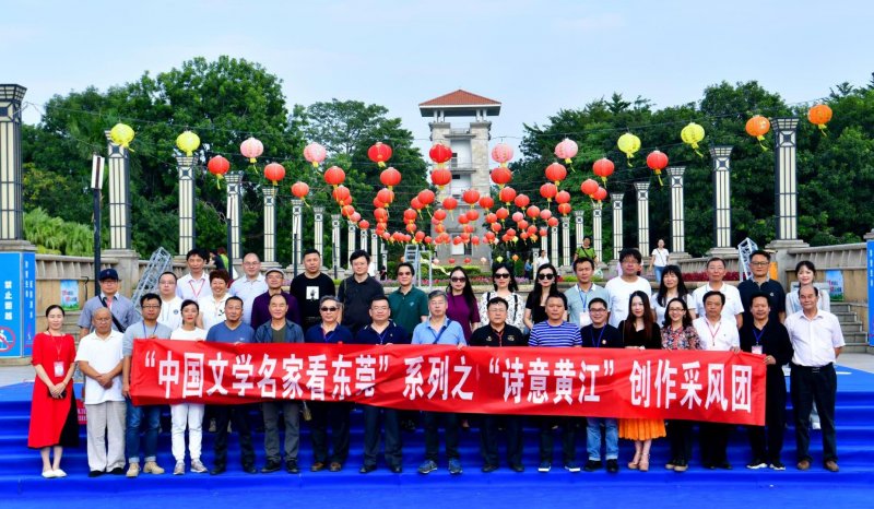 国内文学名家聚首黄江,点赞东莞“成如容易却艰辛”(图1) 国内文学名家聚首黄江,点赞东莞“成如容易却艰辛”(图1)