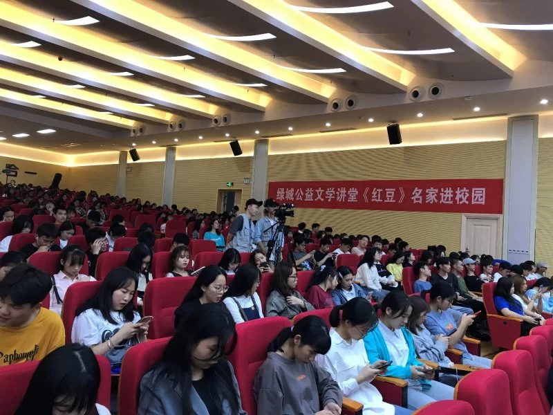 作家四丫头进校园开讲文学课(图3) 作家四丫头进校园开讲文学课(图3)