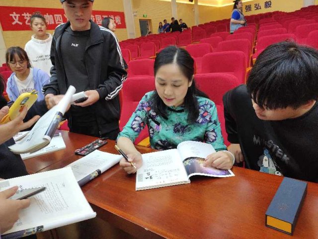 作家四丫头进校园开讲文学课