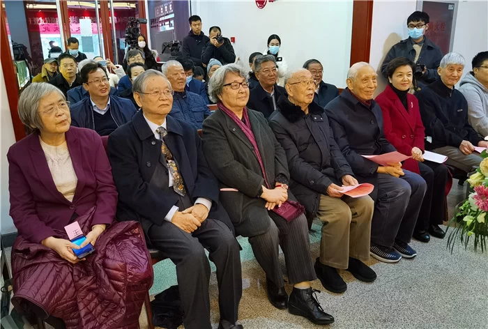 北大中文系为王力等三位一级教授铜像安放揭幕(图6) 北大中文系为王力等三位一级教授铜像安放揭幕(图6)
