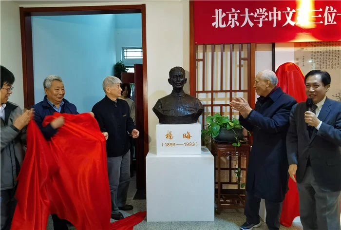 北大中文系为王力等三位一级教授铜像安放揭幕(图2) 北大中文系为王力等三位一级教授铜像安放揭幕(图2)