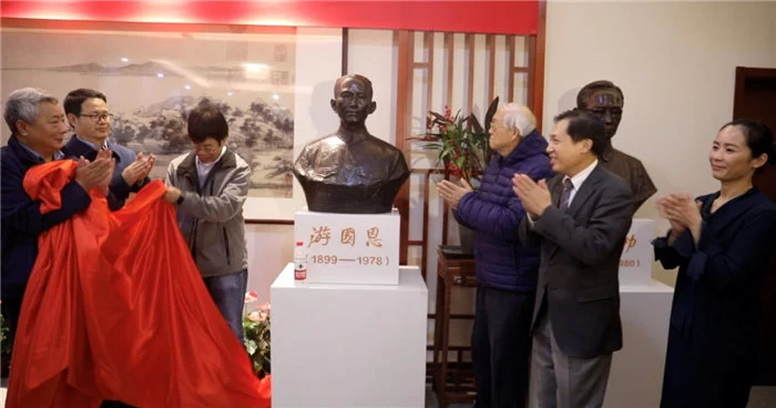 北大中文系为王力等三位一级教授铜像安放揭幕(图3) 北大中文系为王力等三位一级教授铜像安放揭幕(图3)