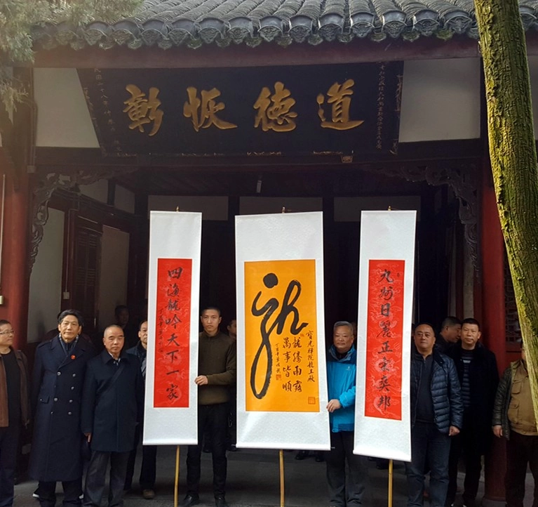 在优秀传统文化与当代发展交融中迎接崛起和共同富裕的“龙抬头”(图1) 在优秀传统文化与当代发展交融中迎接中华崛起的“巨龙抬头”(图1)