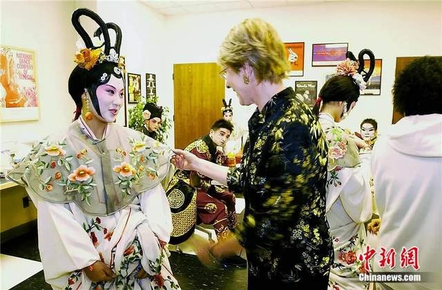 政治交接主题教育·典型在身边 | “中国晋剧活关公”武凌云:让传统戏曲借关公形象“漂洋过海”(图5) 政治交接主题教育·典型在身边 | “中国晋剧活关公”武凌云:让传统戏曲借关公形象“漂洋过海”(图5)