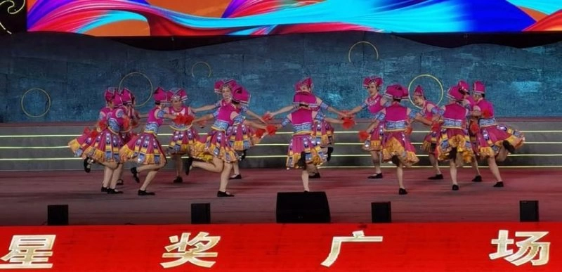 广西柳州广场舞《连心歌》:情系民族大团结“石榴结籽心连心”(图2) 广西柳州广场舞《连心歌》:情系民族大团结“石榴结籽心连心”(图2)