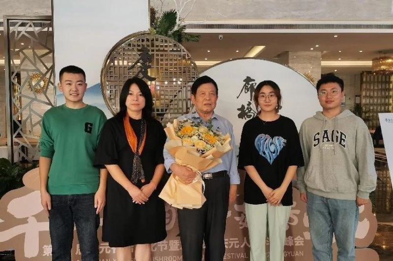 丽水学院“青春关怀”名师工作室组织师生拜访食药用菌界“元老”“新秀”(图1) 丽水学院“青春关怀”名师工作室组织师生拜访食药用菌界“元老”“新秀”(图1)
