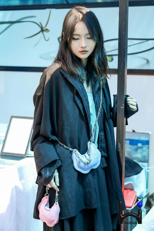 “五一”小长假“潮”这儿看——Hi Fashion移动驿站·王府井专场(图4) “五一”小长假“潮”这儿看——Hi Fashion移动驿站·王府井专场(图4)